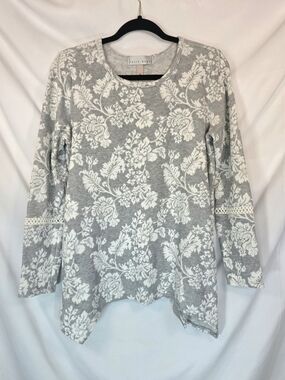 Kelly Renee Gray White Sweater Sz M Floral Damask Boho Hankercheif Hem Tunic